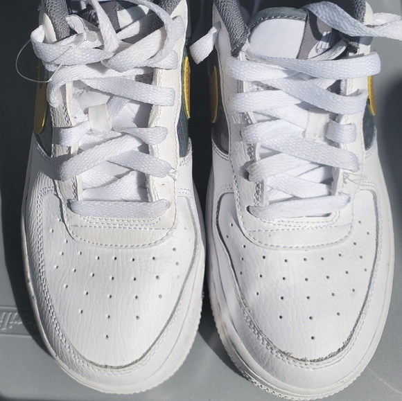 Athletic_Shoes